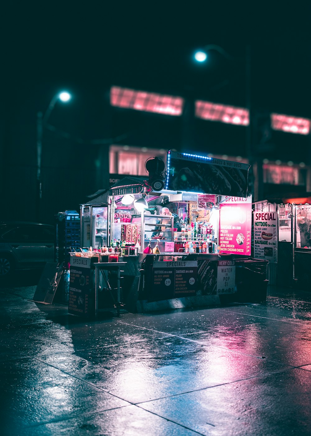 Puesto de comida negro y gris durante la noche