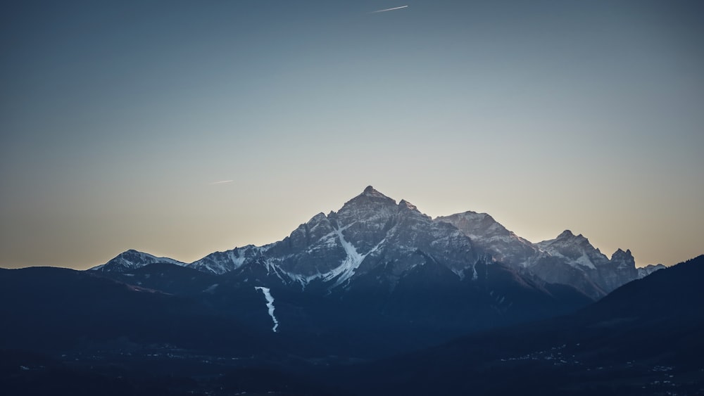 photographie de paysage de montagnes