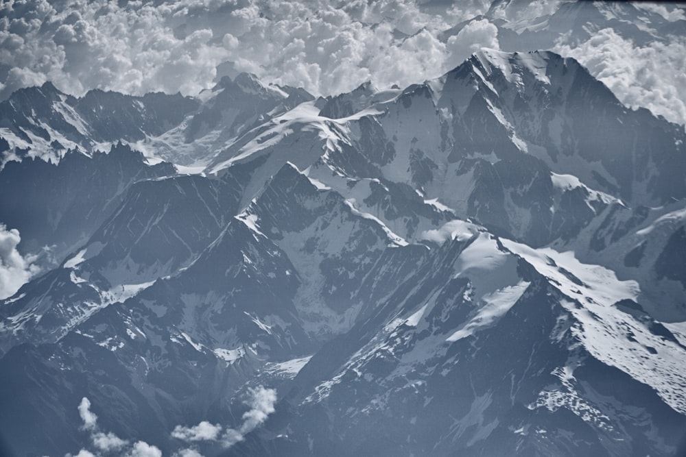 昼間の雪山