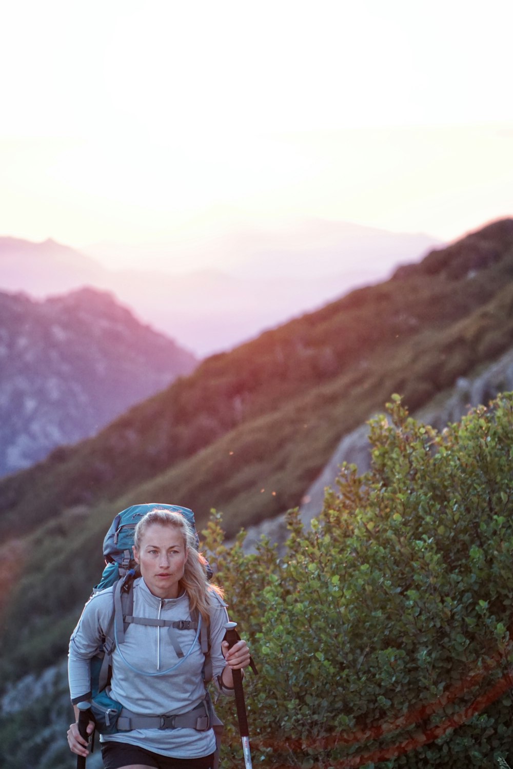 山をハイキングする女性
