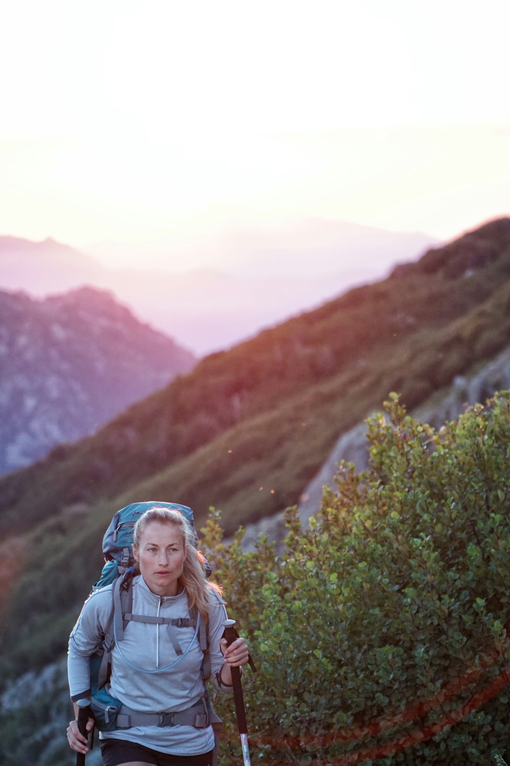 mujer caminando en la montaña