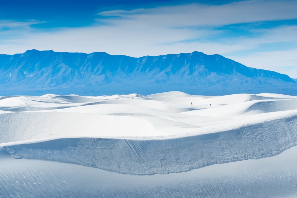 Foto de una montaña cubierta de nieve