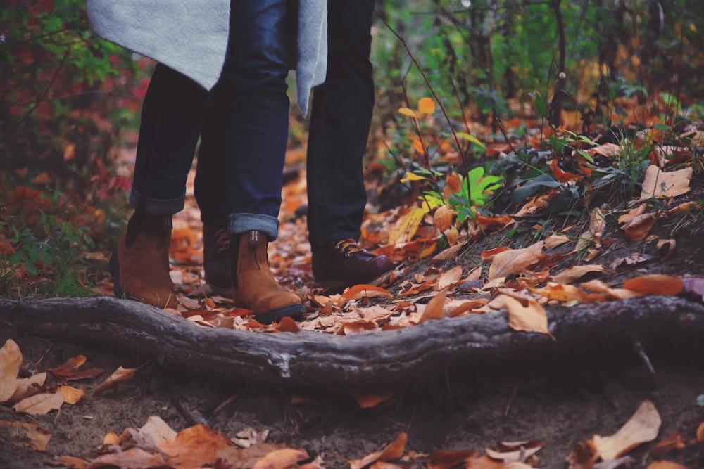 um homem e uma mulher caminhando na floresta