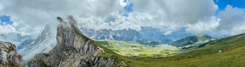 montaña verde y gris bajo el cielo azul durante el día