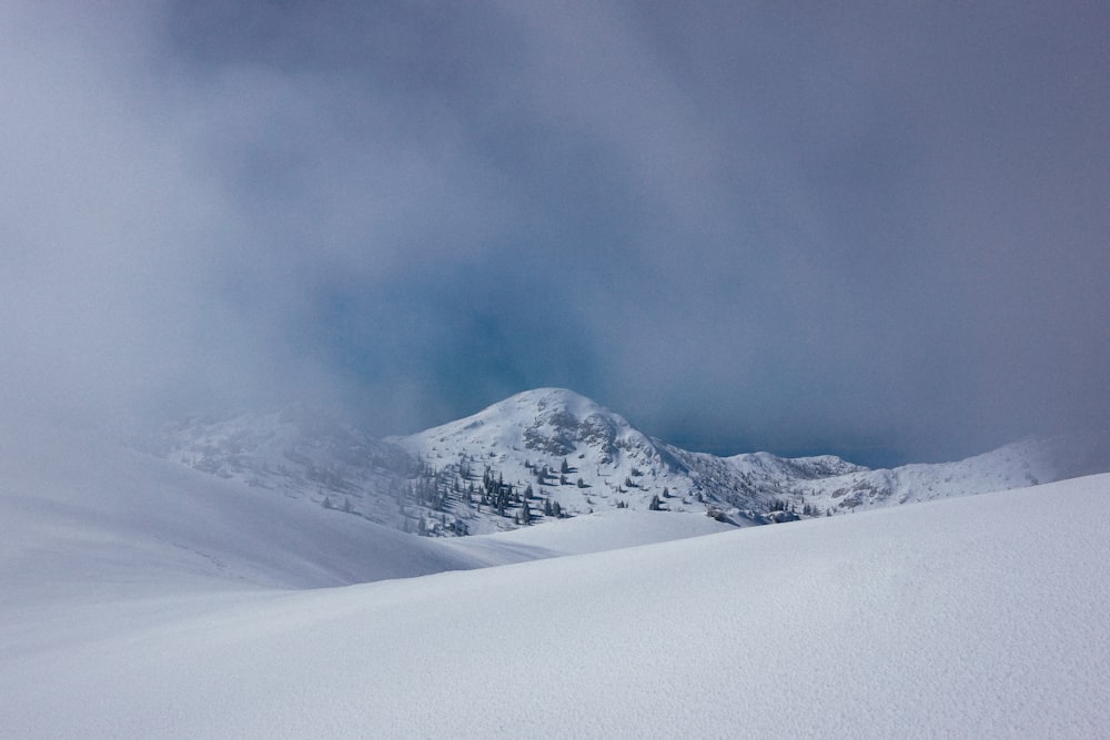 Landschaftsfoto eines schneebedeckten Berges