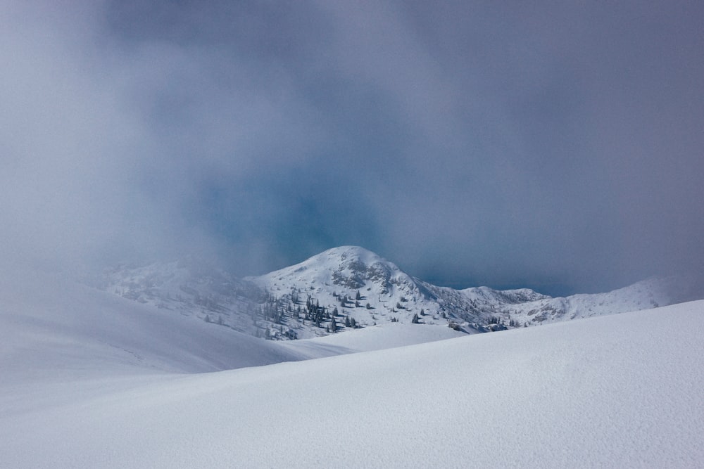 foto da paisagem da montanha coberta de neve