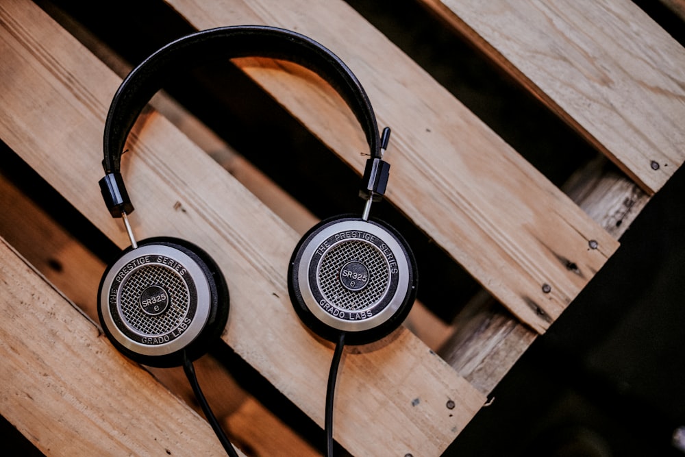 Casque filaire gris et noir sur une surface en bois brun