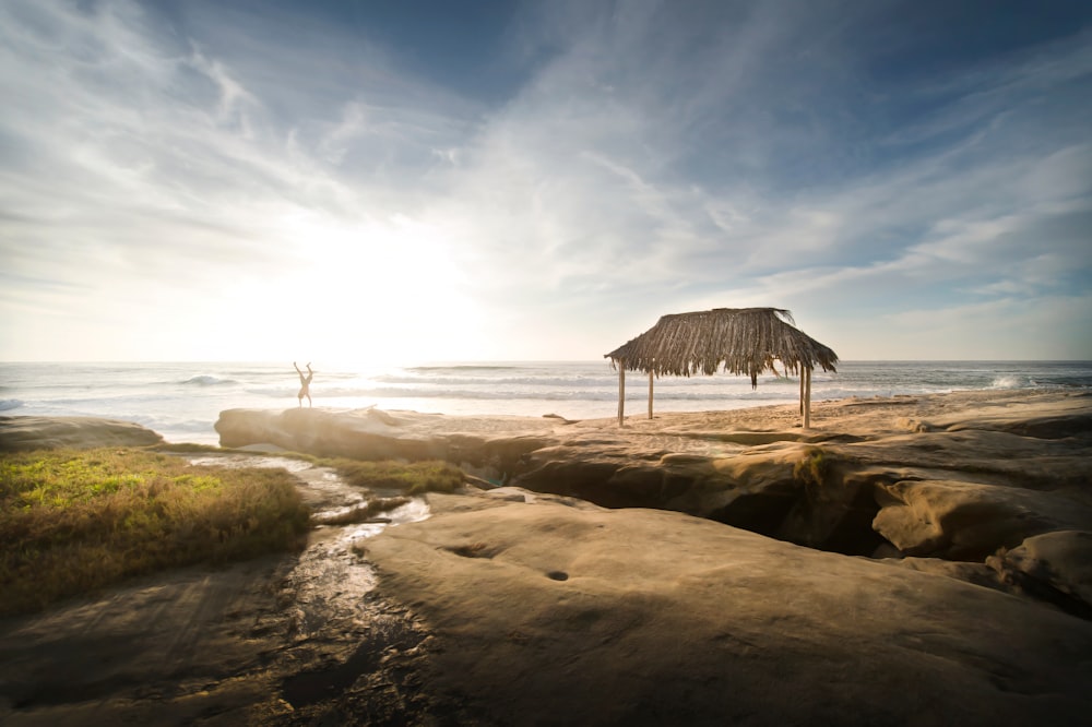 foto time lapse dell'acqua che scorre attraverso il mare durante il giorno