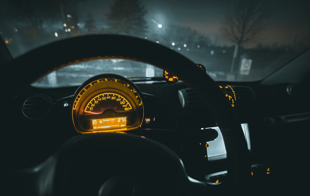 black vehicle steering wheel