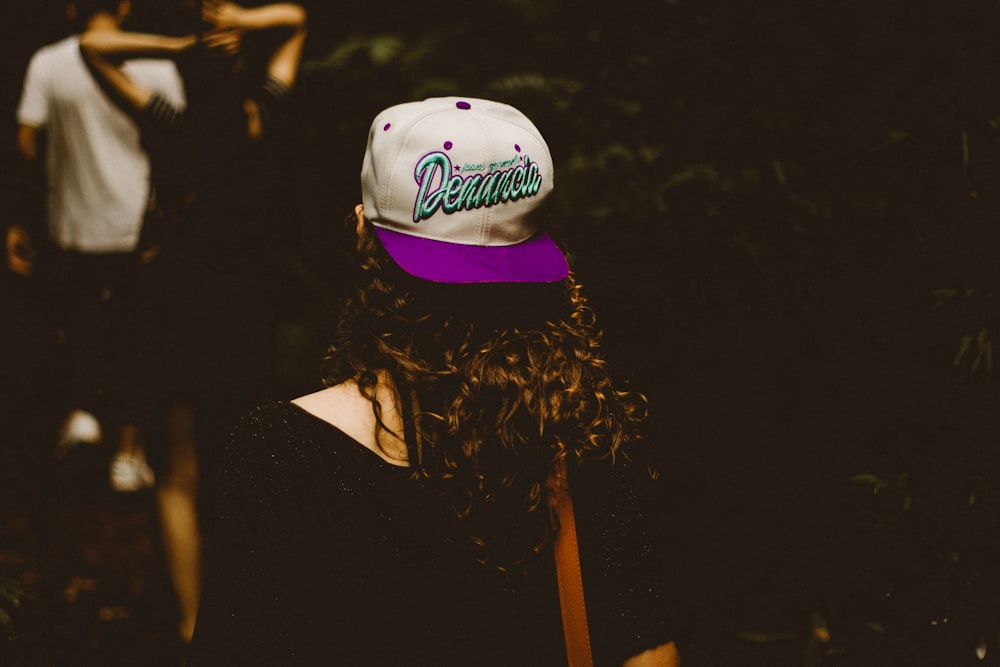 Femme portant une casquette cintrée blanche et violette