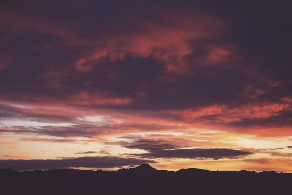 foto silhouette di montagna durante l'ora d'oro