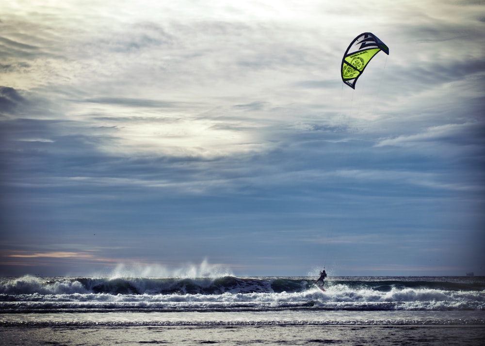 Persona montando tabla de surf