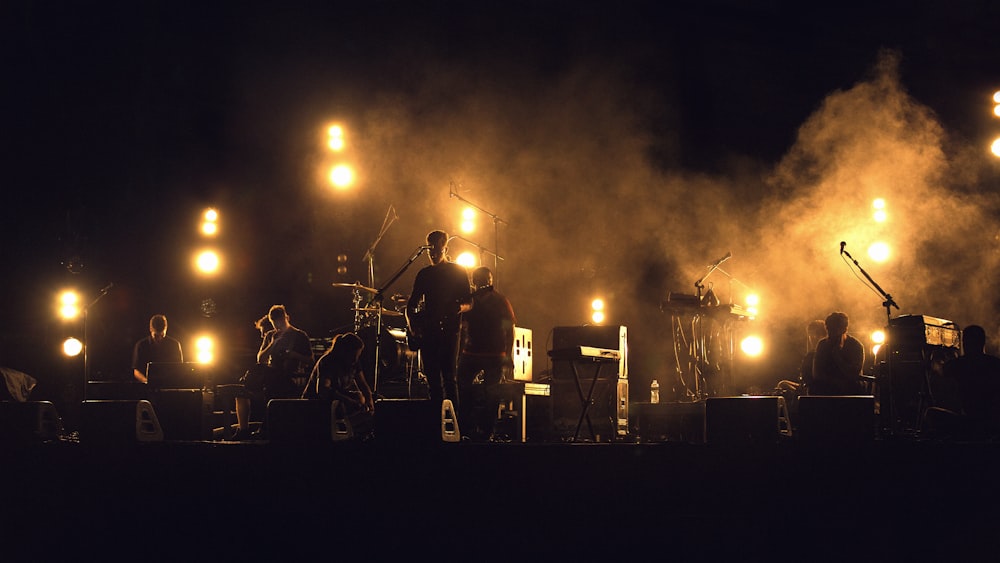 foto da banda tocando no palco
