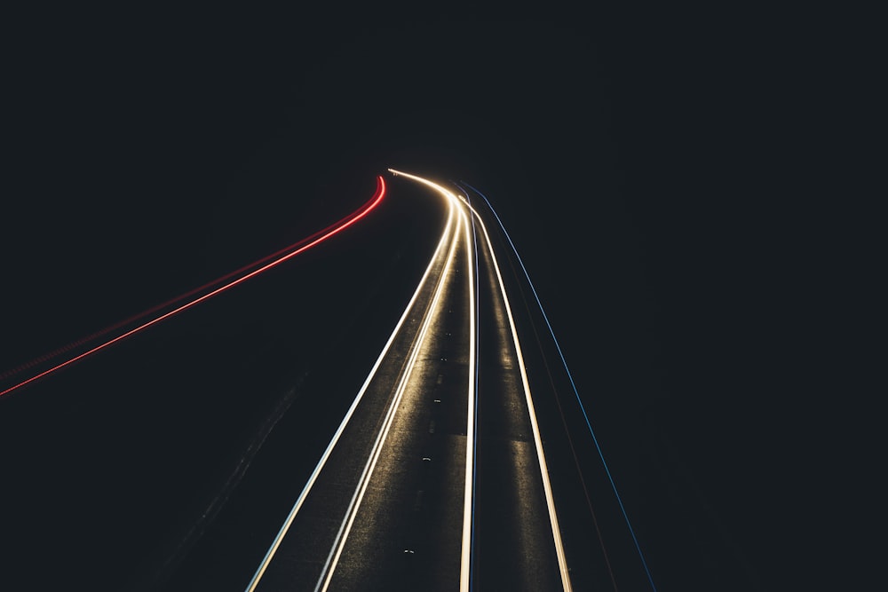 Photographie en accéléré de la route éclairée du véhicule