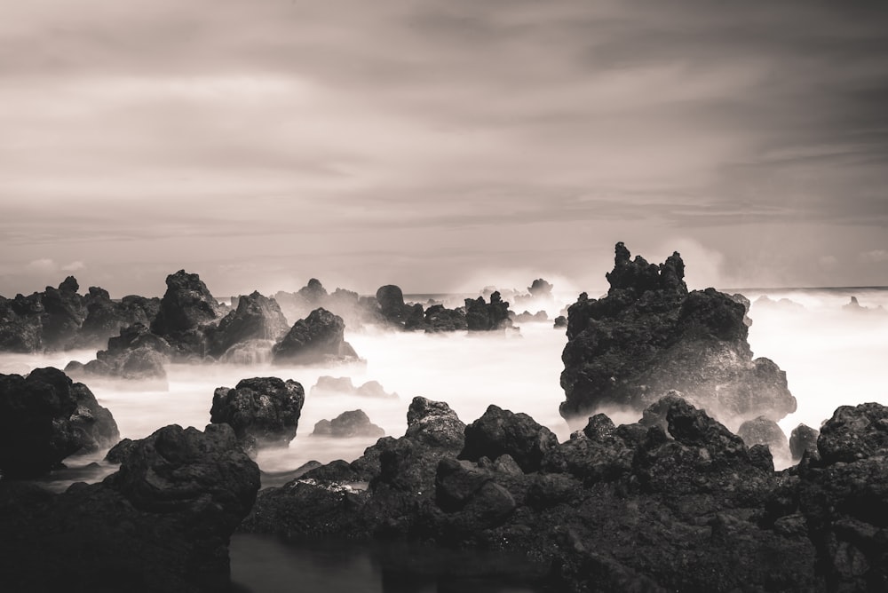 Fotografía de paisaje de olas del océano chocando contra rocas
