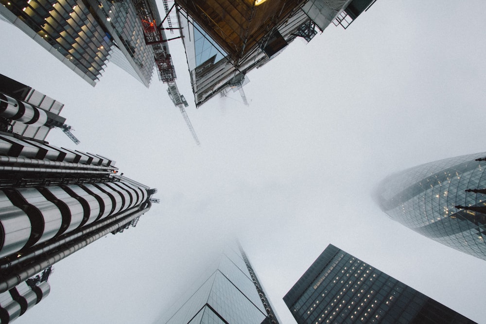 Foto de ángulo bajo de un edificio de gran altura cubierto de niebla