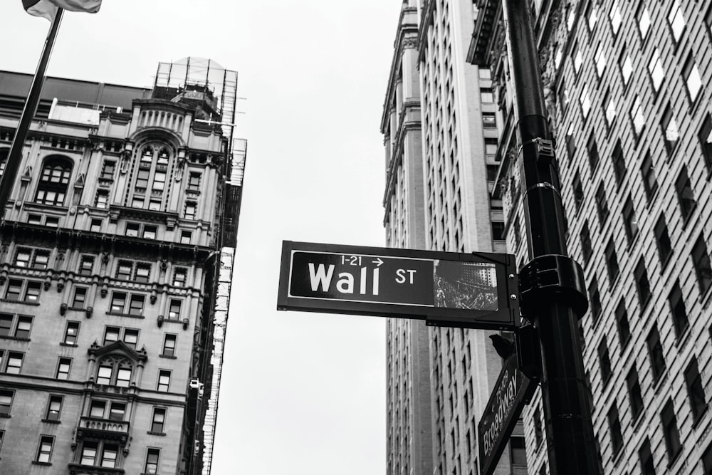 Graustufenfoto der 1-21 Wall Street Beschilderung