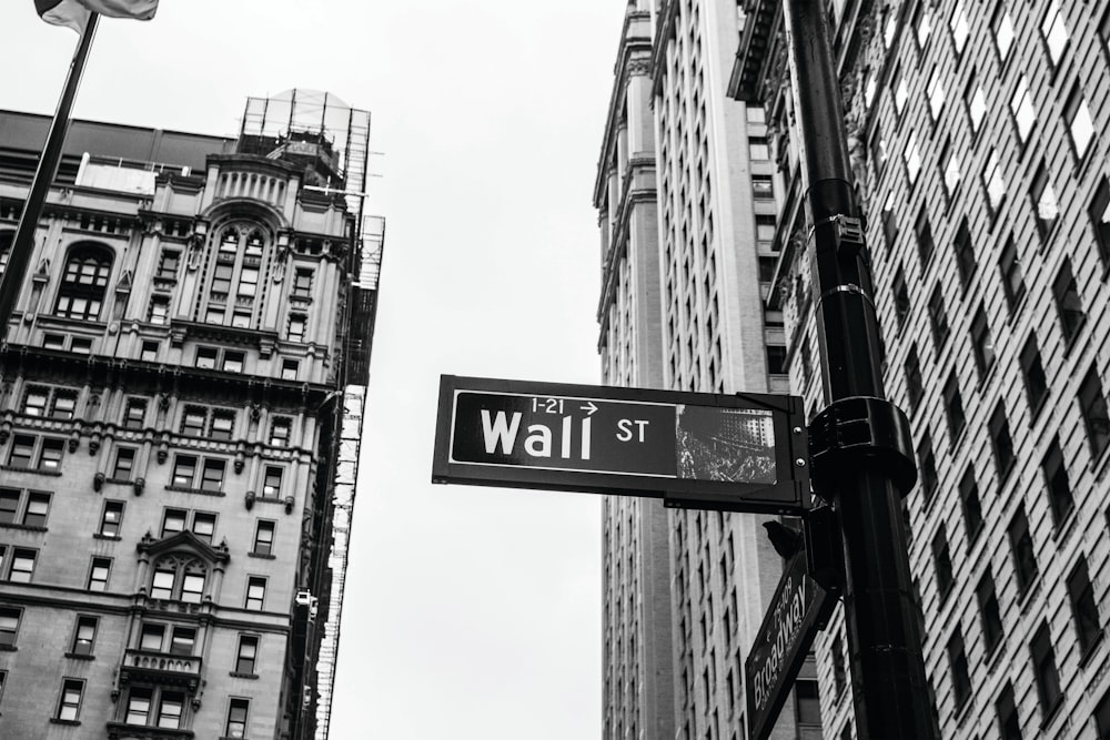 Foto en escala de grises de la señalización de Wall Street 1-21