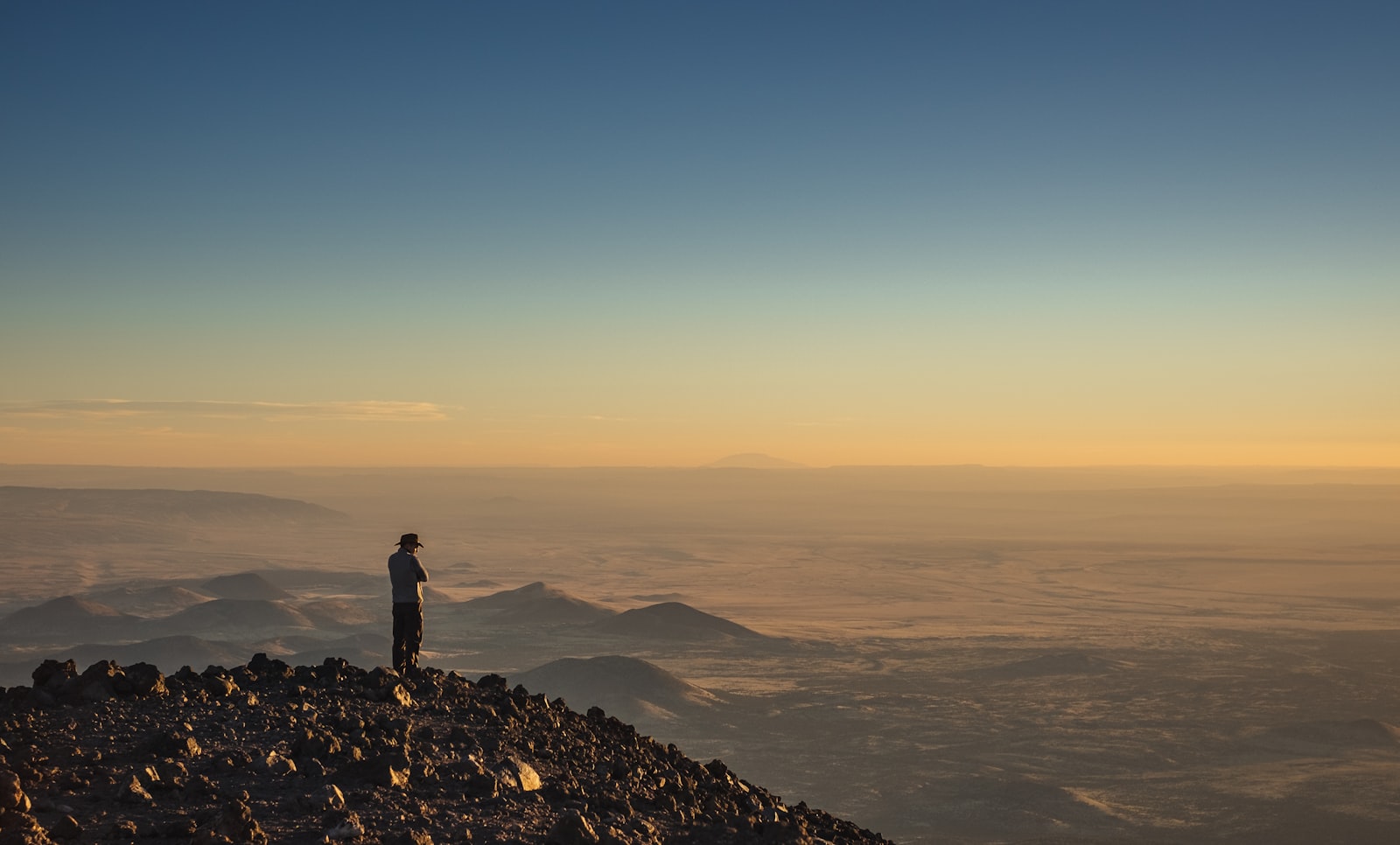 Fujifilm X-T1 + Fujifilm XF 35mm F1.4 R sample photo. Man standing on cliff photography