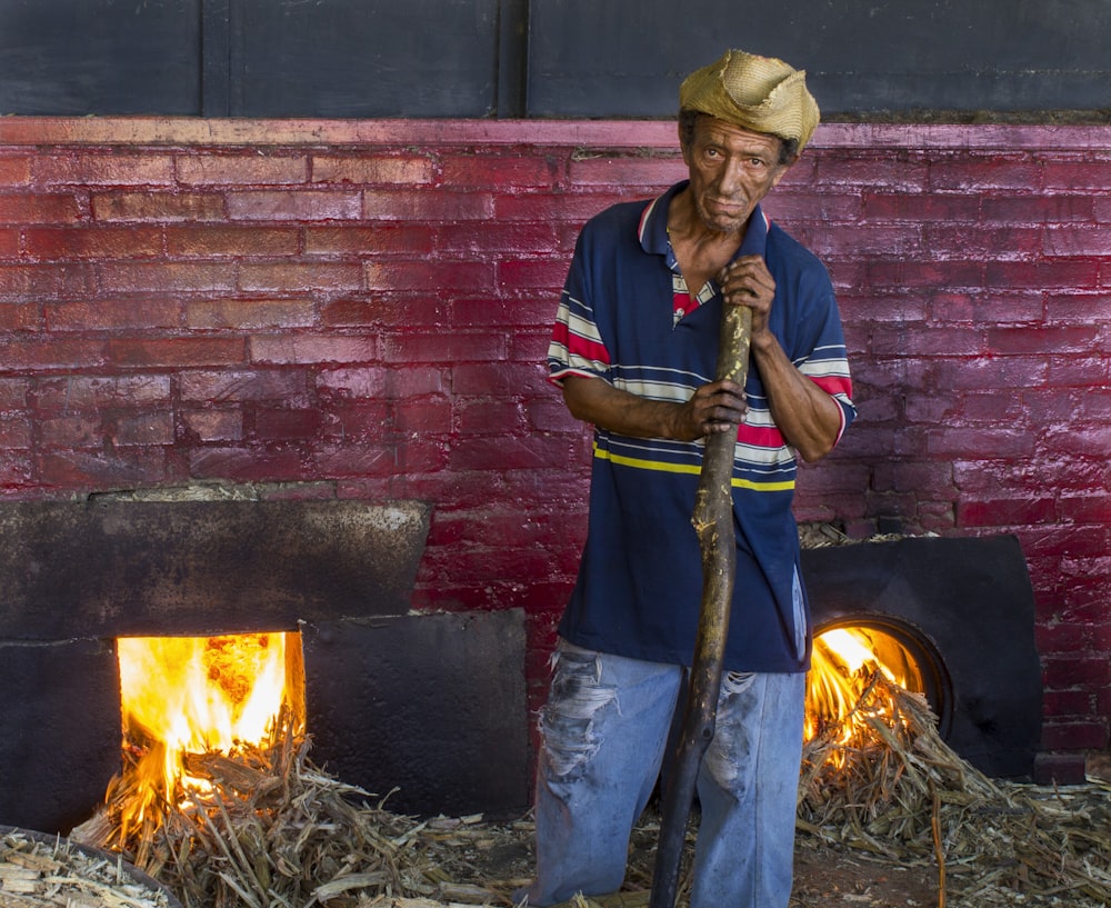 Hombre vestido con polo azul cerca de la hoguera