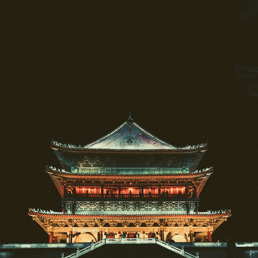 Templo de la pagoda durante la noche