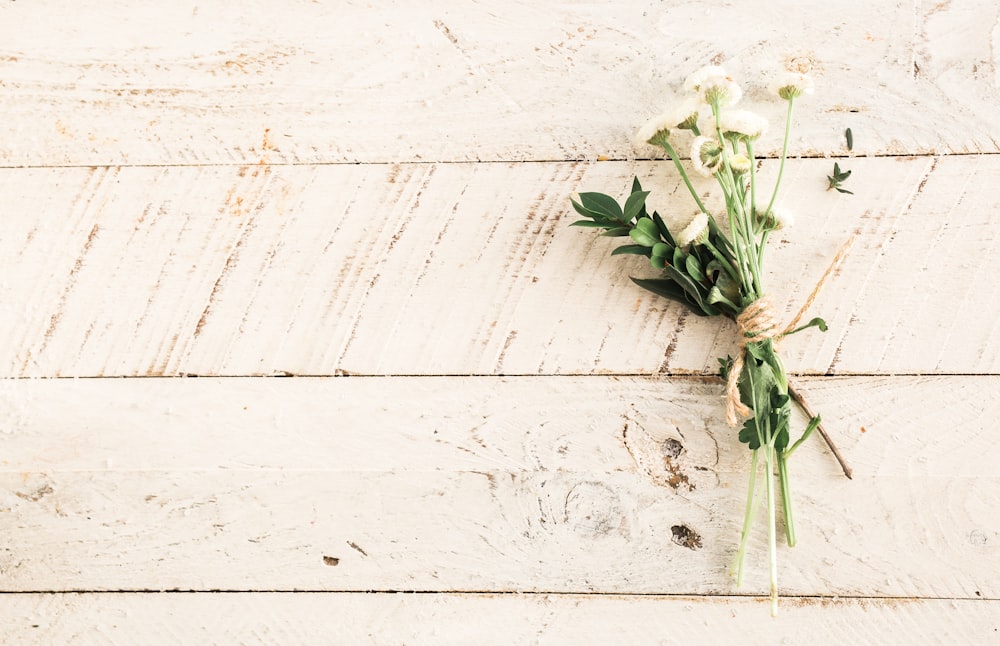 Ramo de flores blancas sobre superficie de madera