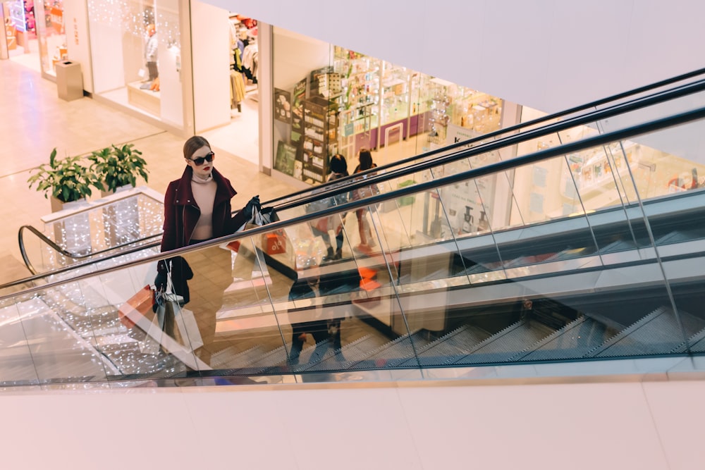 mujer montando escaleras mecánicas