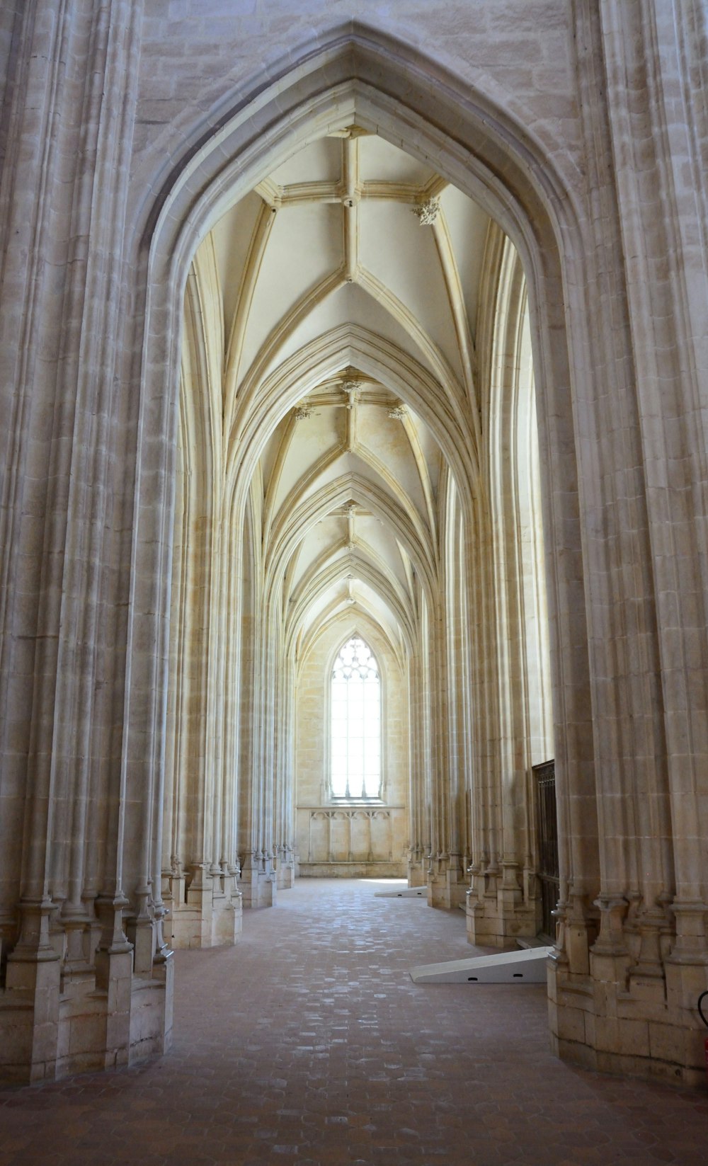 Foto de arco de hormigón beige y gris