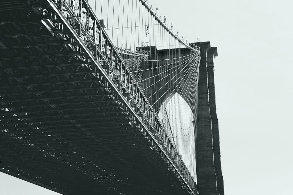 foto em tons de cinza da ponte do Brooklyn