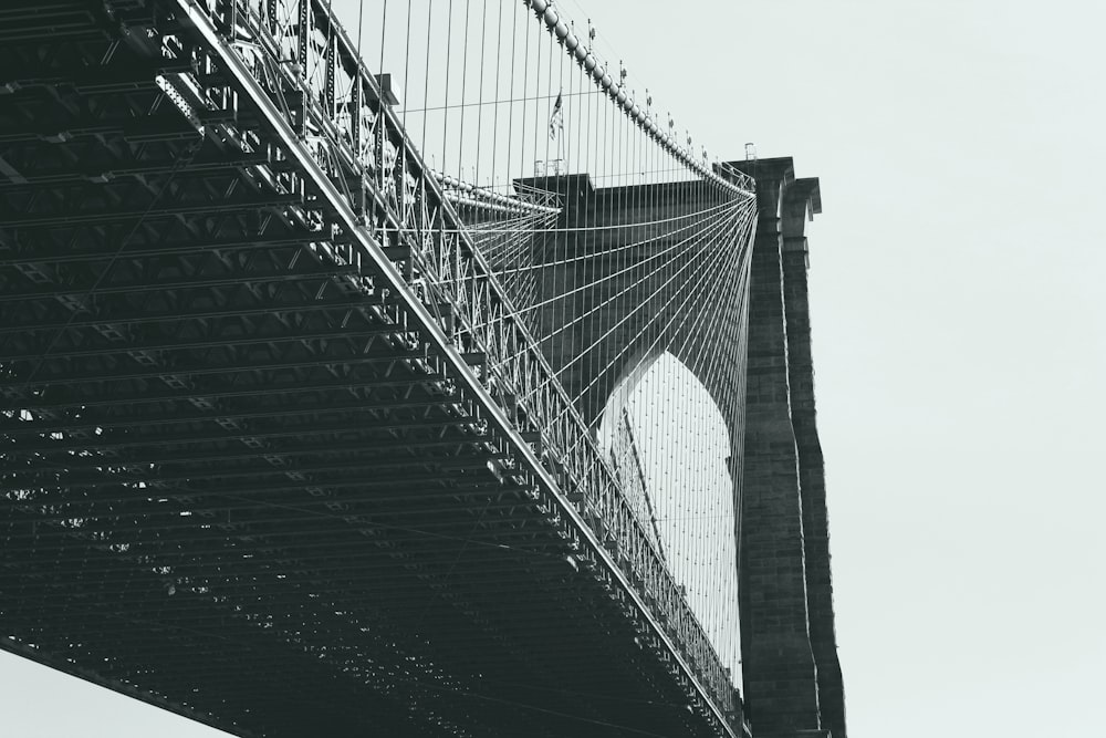 photo en niveaux de gris du pont de Brooklyn