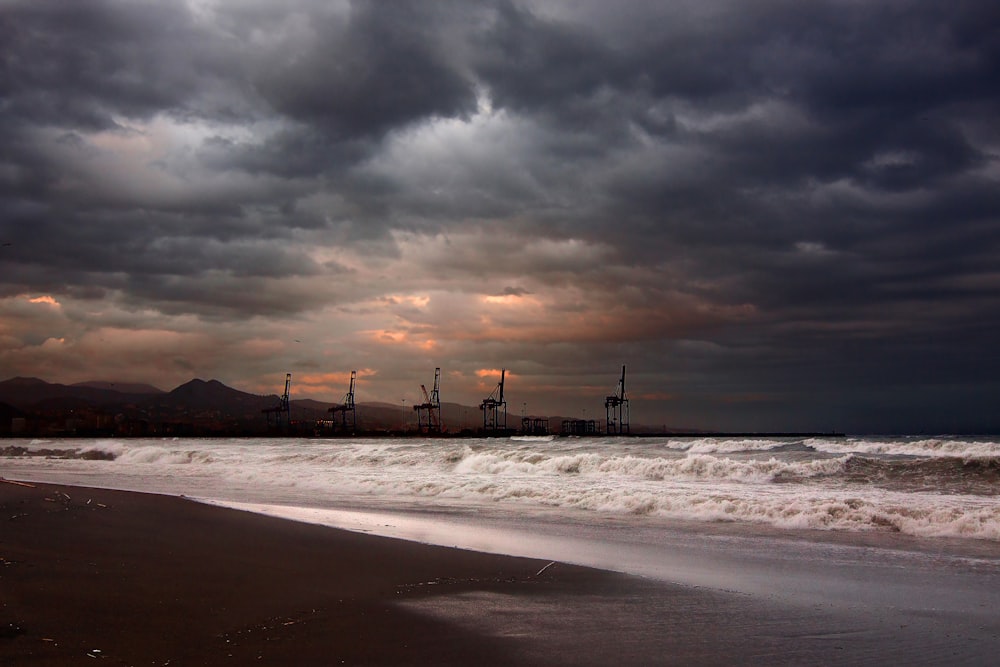 Las olas del mar golpean la costa