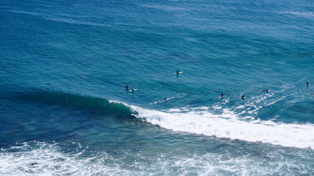 Prise de vue aérienne d’une personne surfant sur l’océan