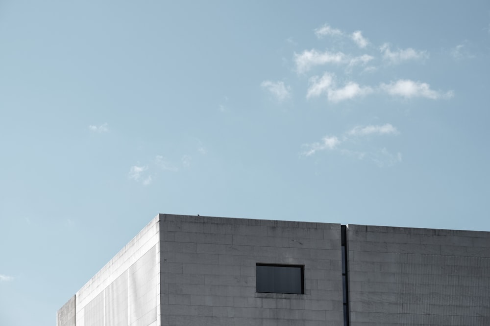 edificio grigio sotto cielo calmo