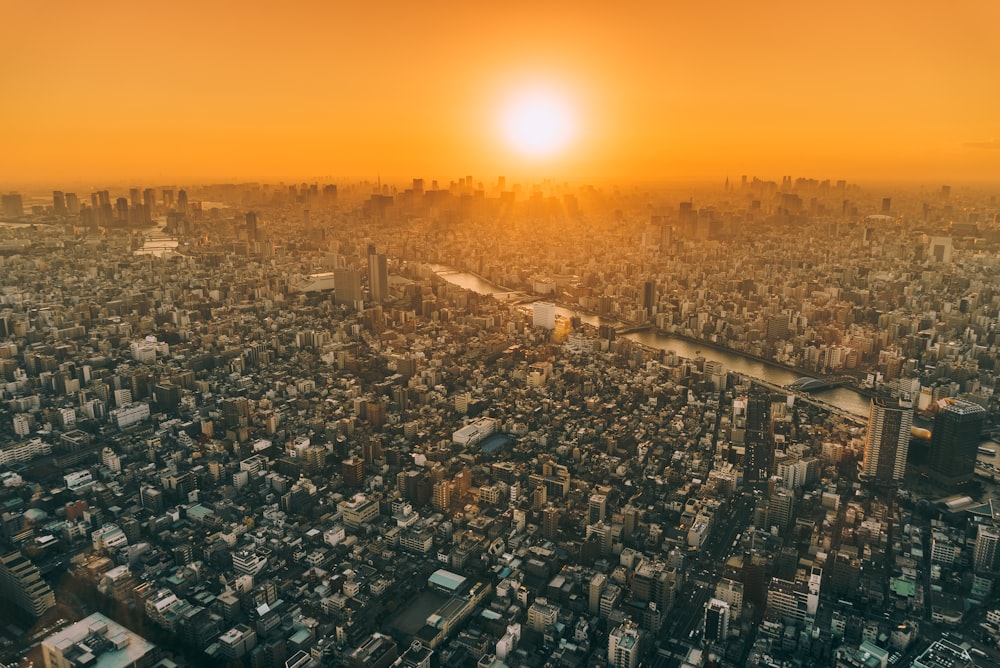 Luftaufnahme der Stadt während der Goldenen Stunde