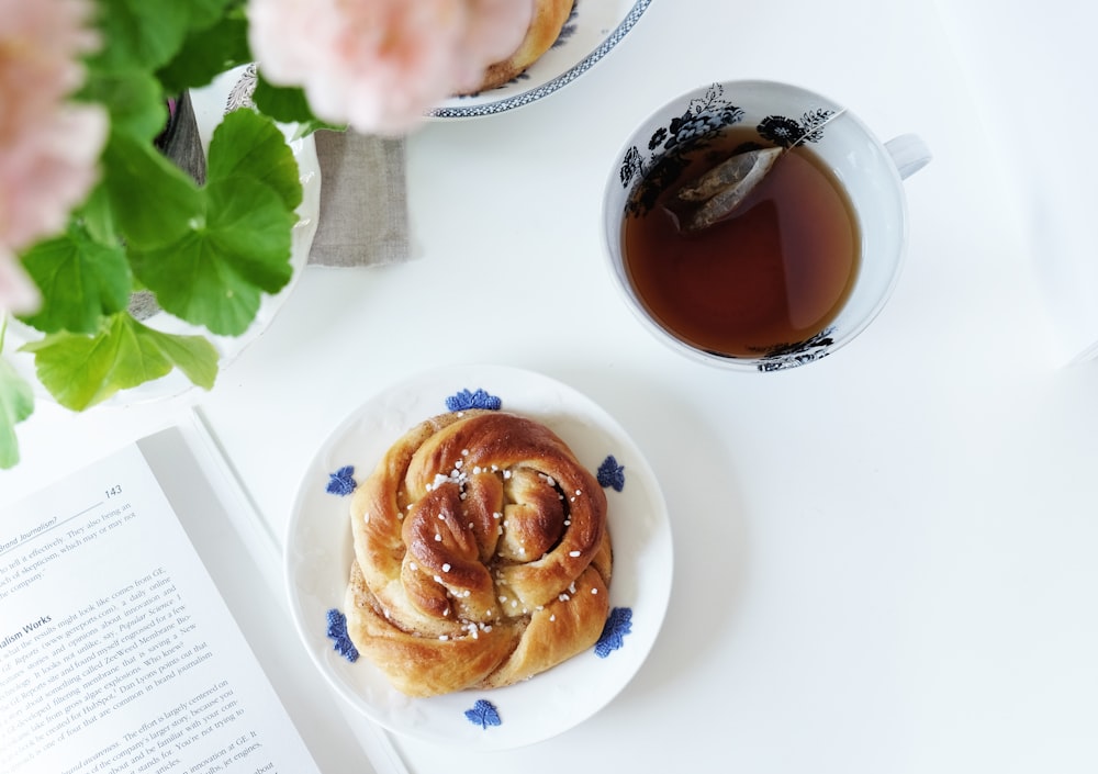 Pain cuit au four sur assiette blanche et bleue