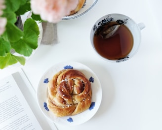 baked bread serving on white and blue plate