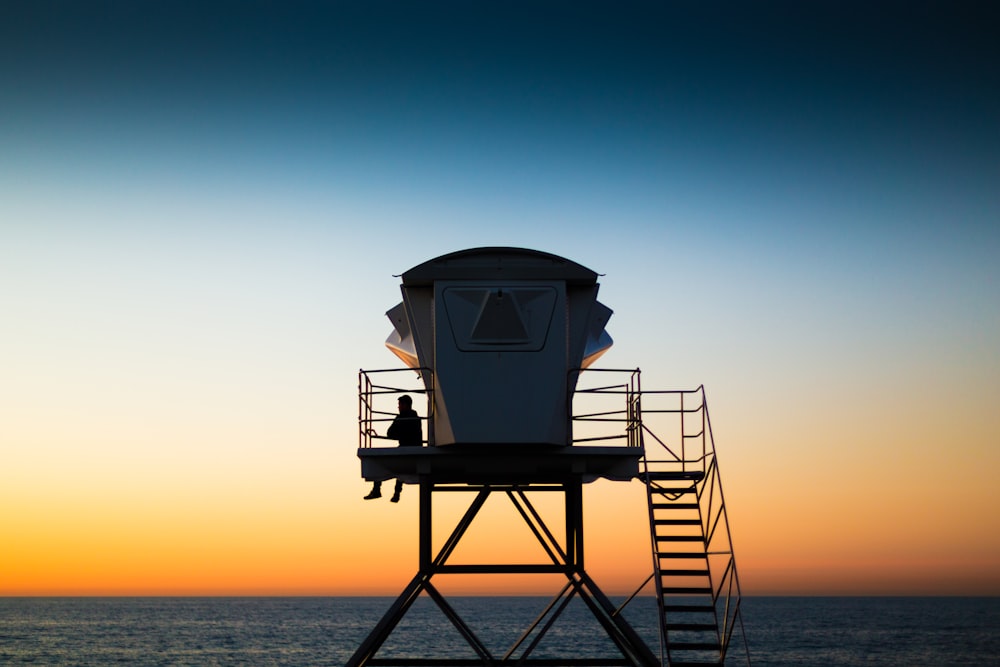 Fotografia de foco raso da pessoa na torre