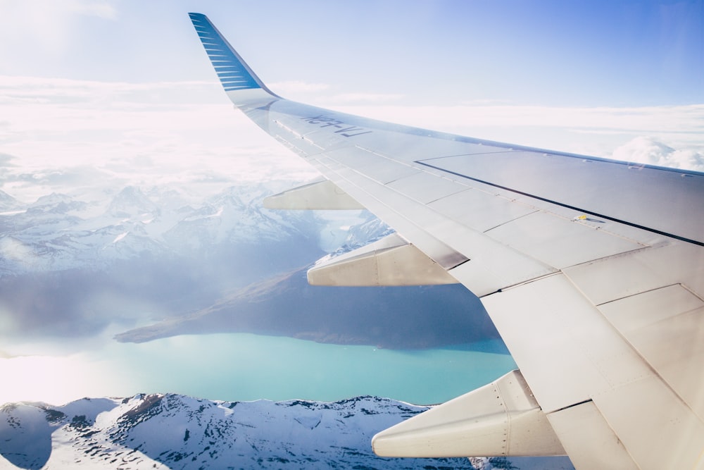 Fotografía de ala de avión de ventana