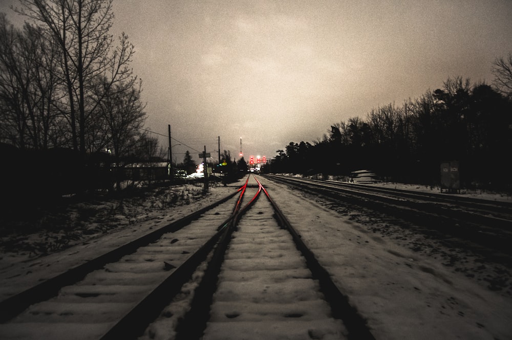 雪に覆われた黒い列車の線路