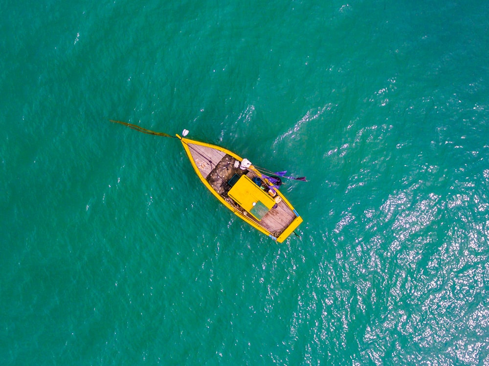 水域の手漕ぎボートの空中写真