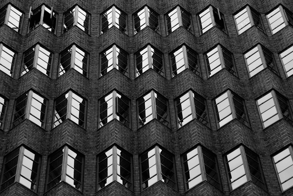 Fotografía en escala de grises de edificios urbanos