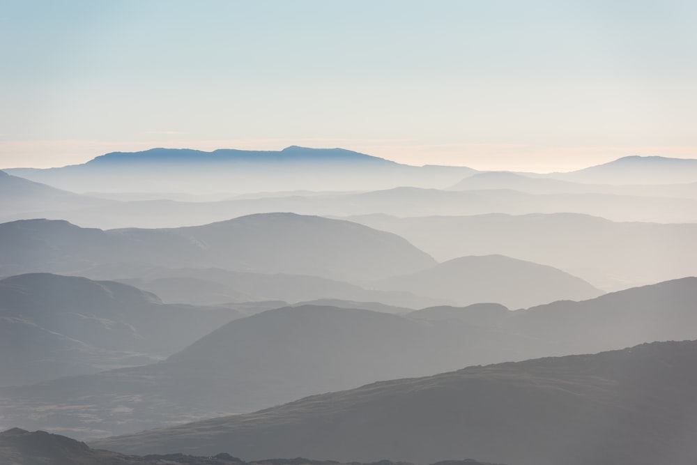 Berge von Nebel bedeckt