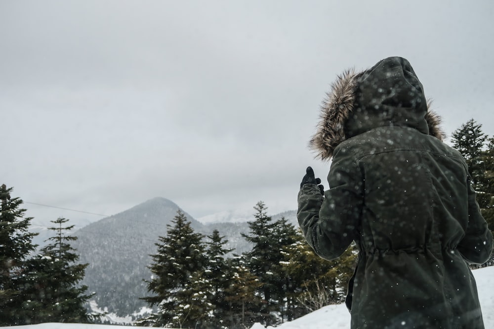 Person, die bei Schneewetter läuft