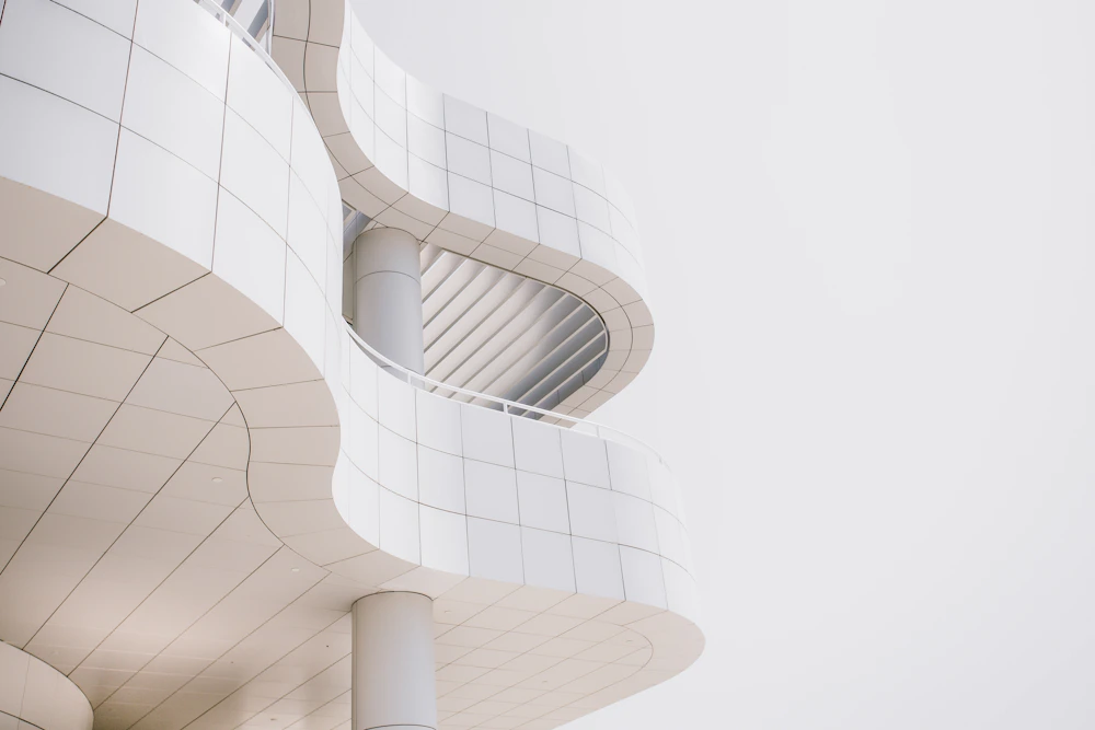 Vista de contrapicado de edificio de concreto, nota editorial sobre arquitectura y marca