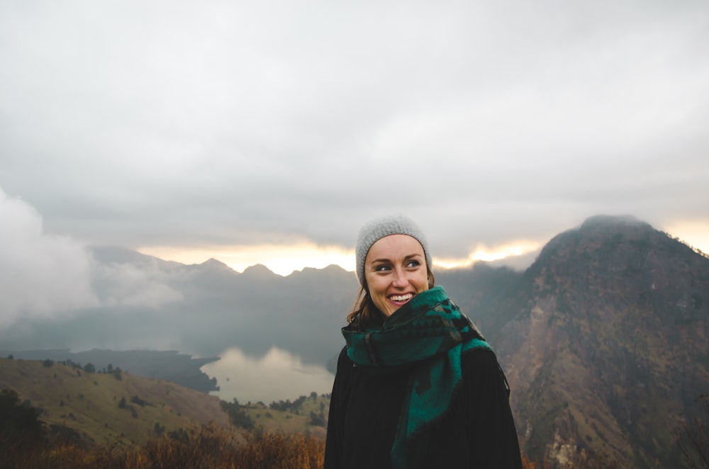 femme portant une écharpe verte souriante