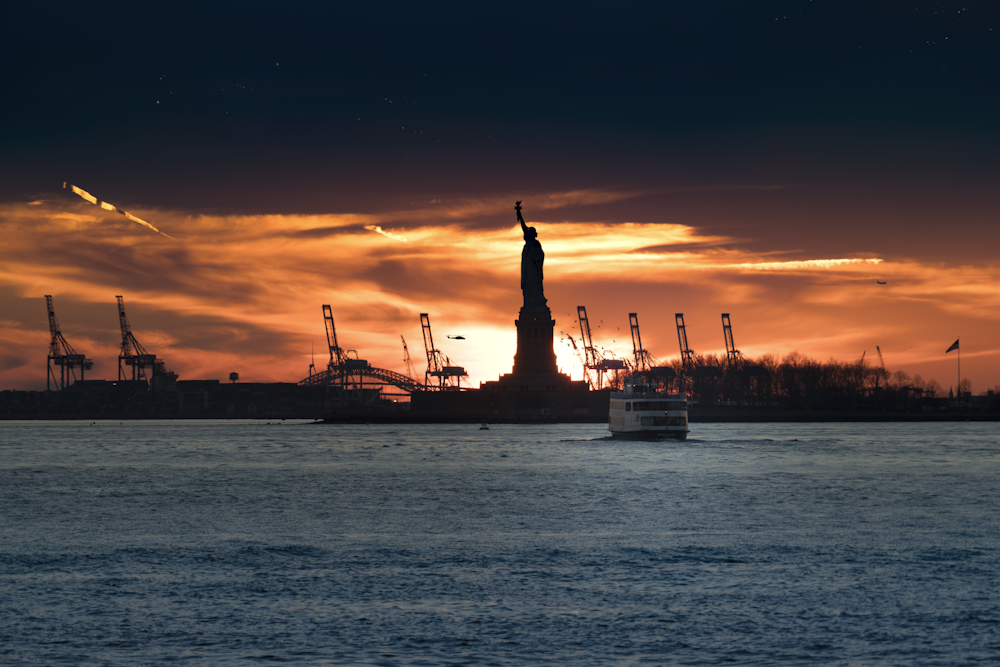 silhouette de la Statue de la Liberté près du plan d’eau
