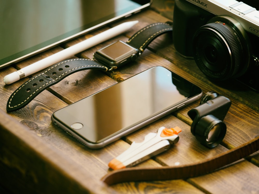 space gray iPhone 6 on brown wooden table