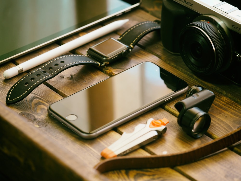 iPhone 6 gris sidéral sur table en bois marron