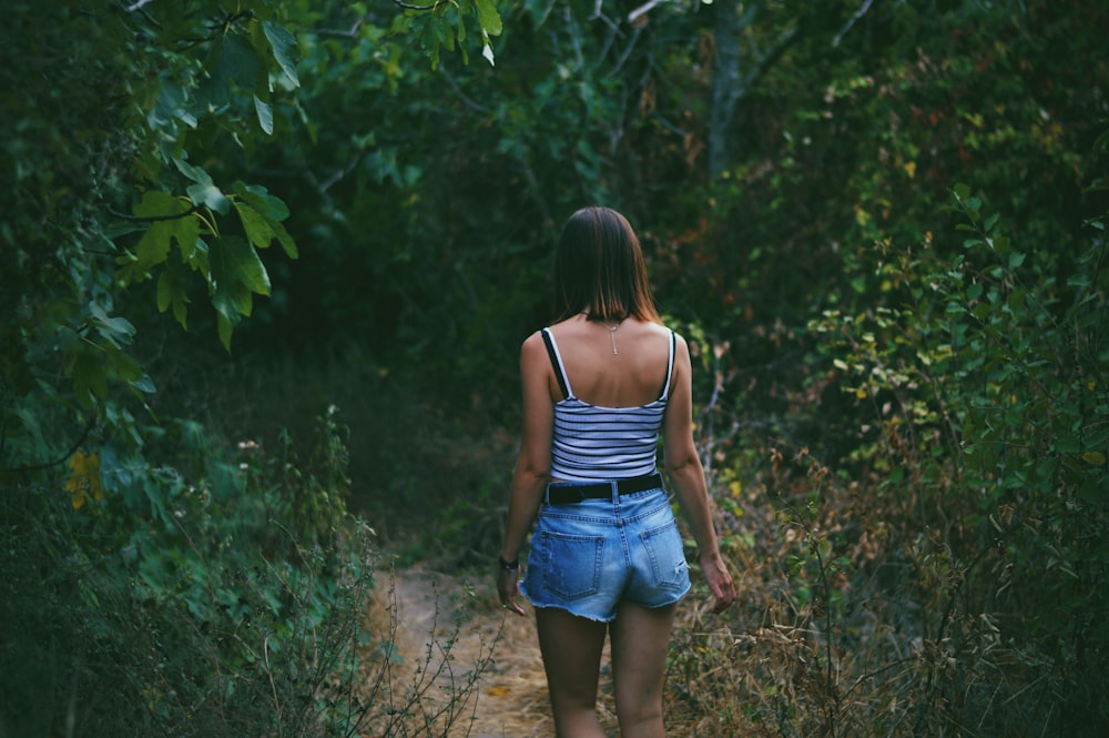 donna sul sentiero tra gli alberi