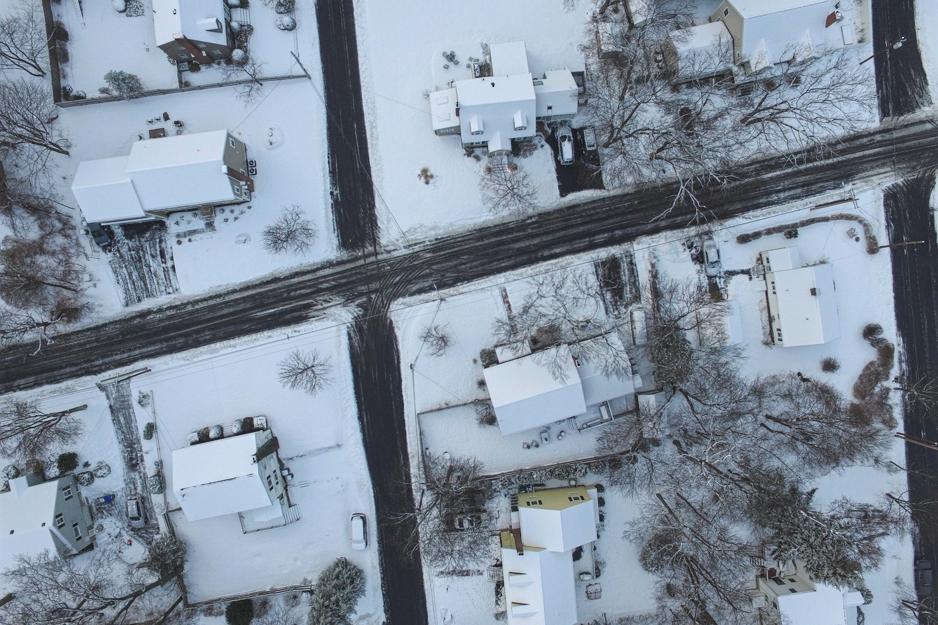 top view photography of house covered with snow